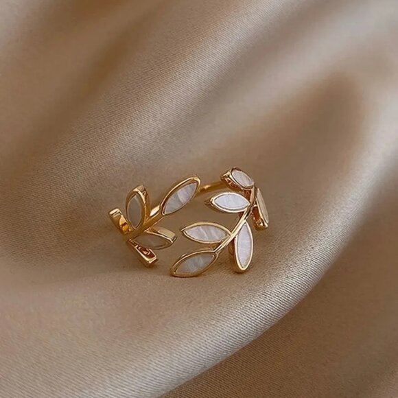($4) Kiss Leaf Wrap Ring - Picture 1 of 3